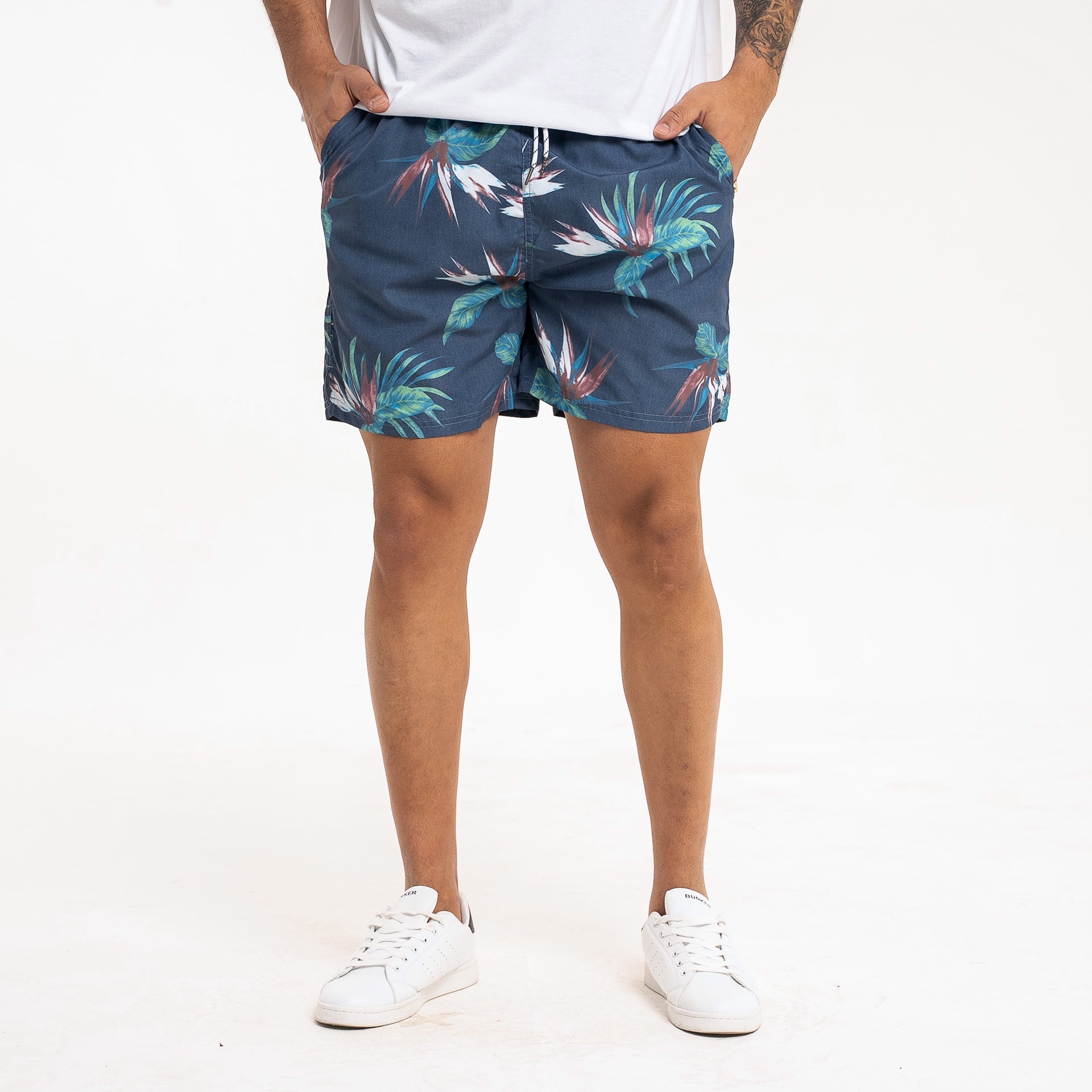 Short de baño azul con flores