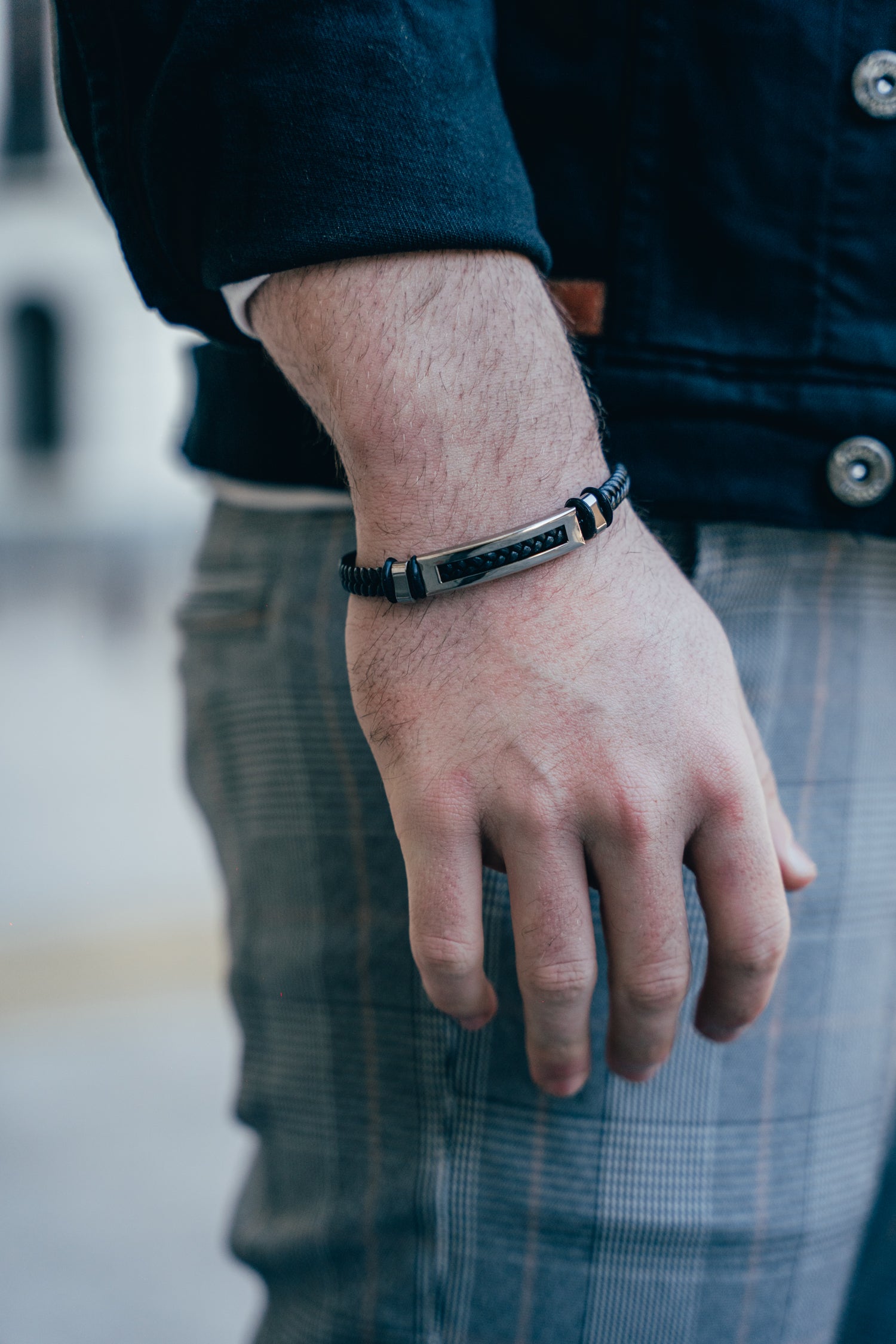 Pulsera simple con detalles en plateado